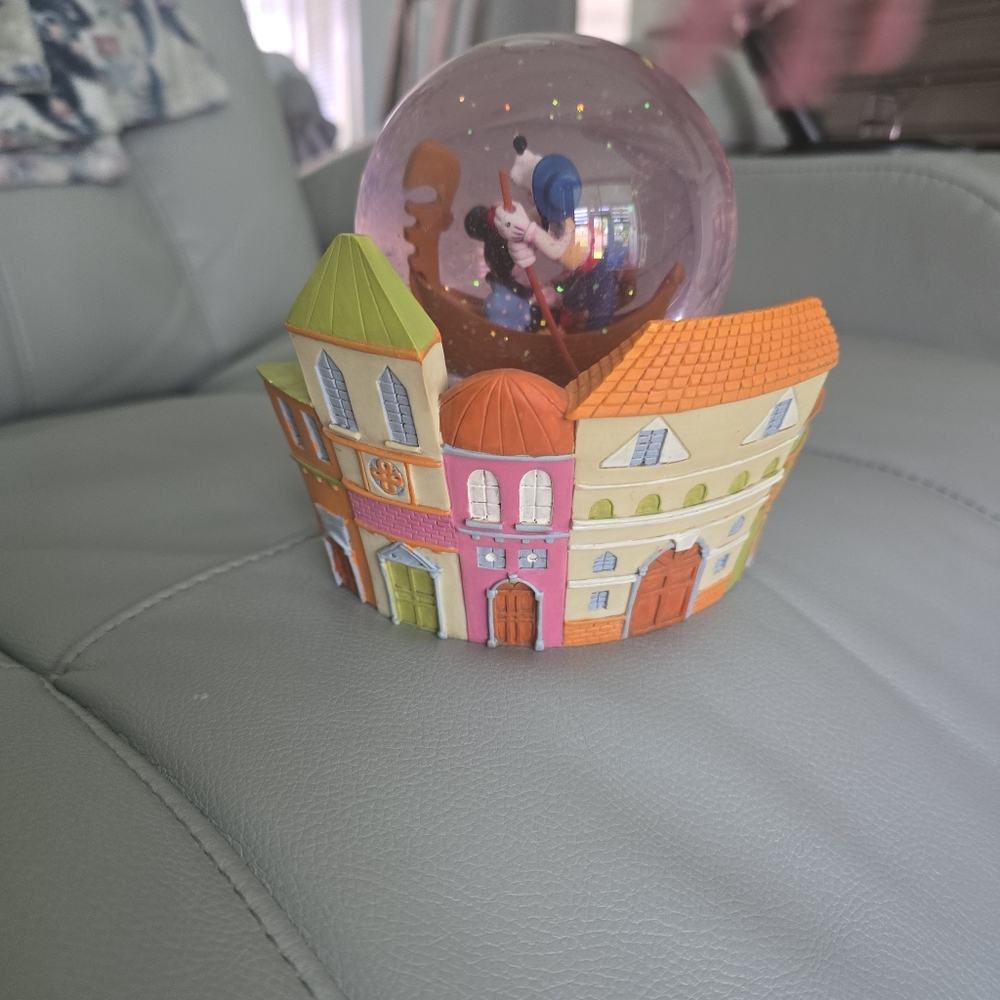DISNEY SNOW GLOBE